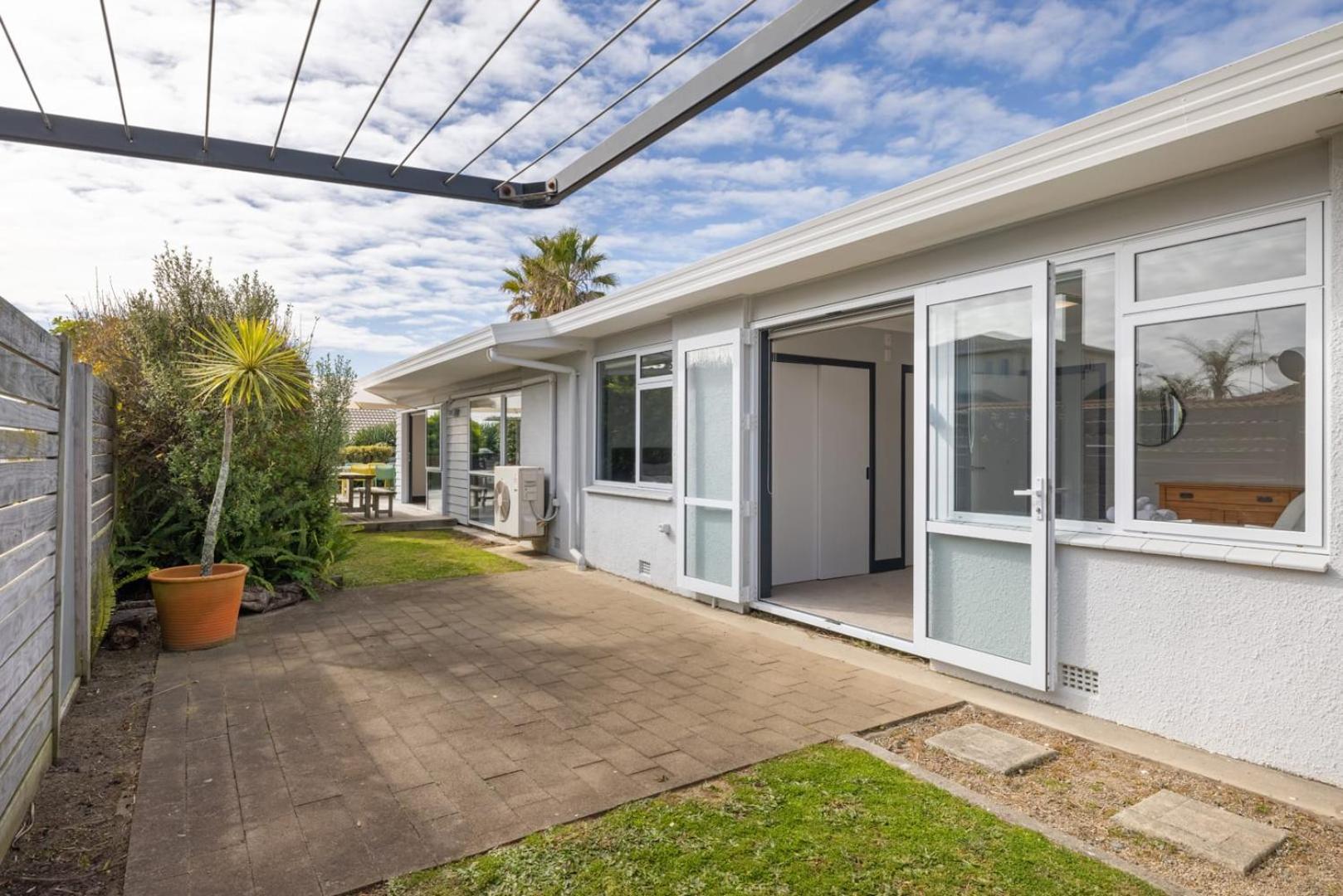 Seaside Beach Retreat - Outdoor living Villa Mount Maunganui Buitenkant foto